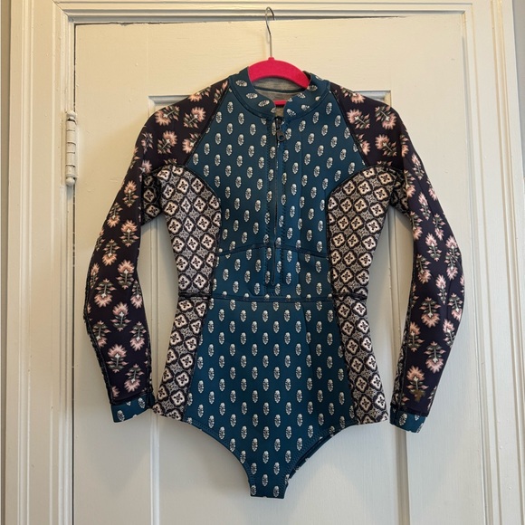 Spring Suit - Picture 1 of 8